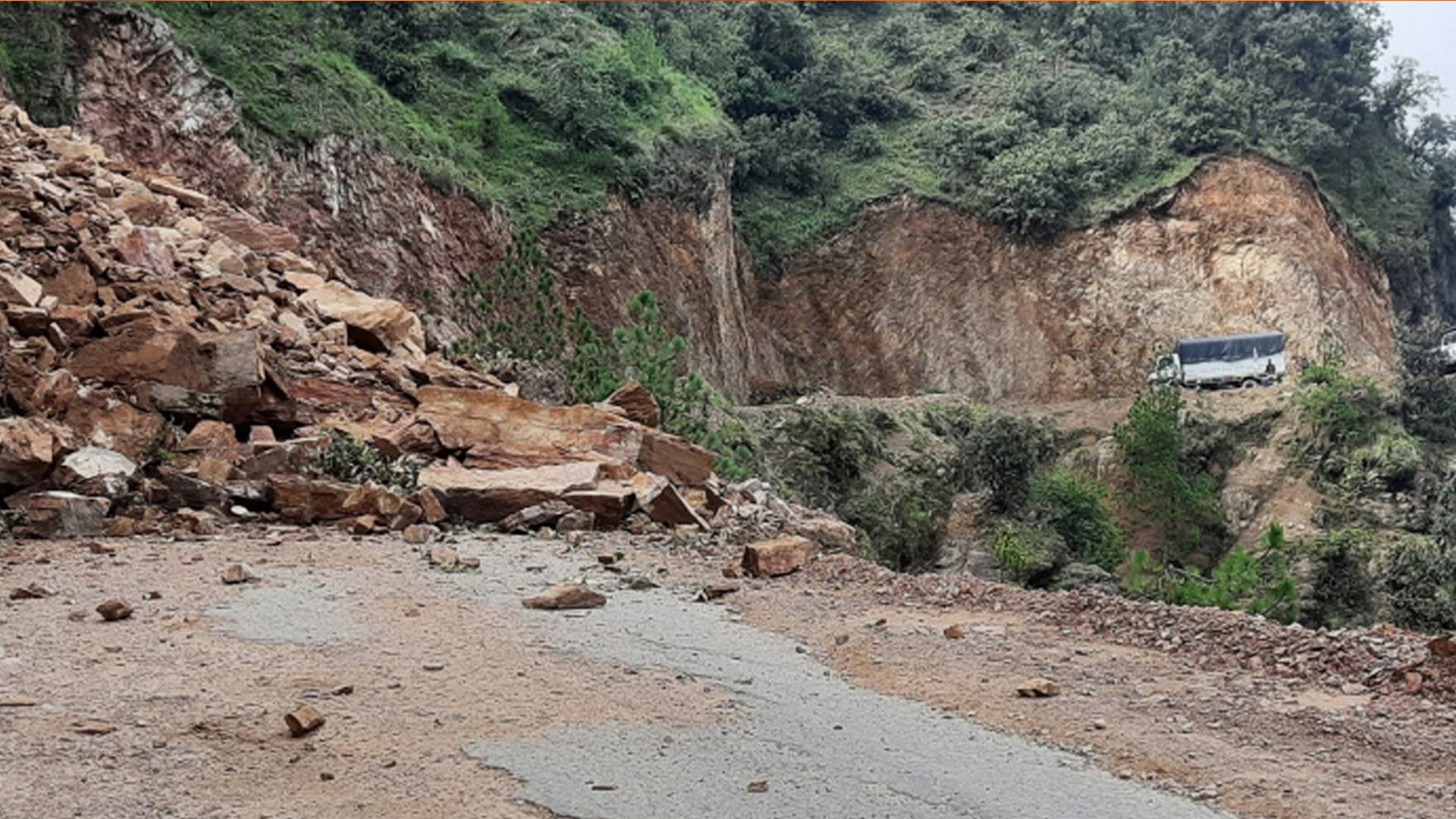 पहिरोले दशरथचन्द राजमार्ग अवरुद्ध, यात्रु अलपत्र