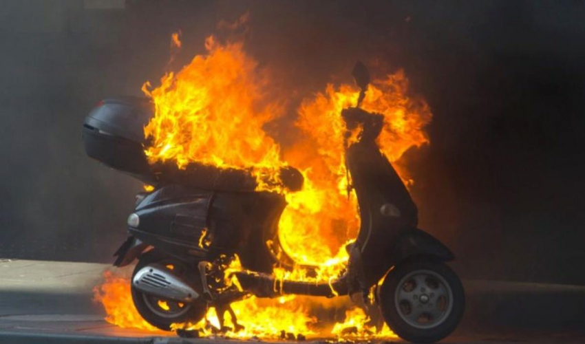 धनगढीमा एक जनाको स्कुटरमा आगलागी