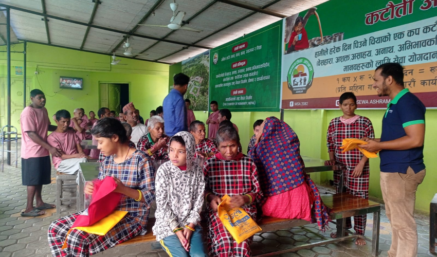 गोठालोबाट केक किन्दा आमालाई ब्लाउज