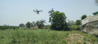 उत्पादनमा वृद्धि, किसानलाई सन्तुष्टि : बीउ–विषादी छर्किन ड्रोनको प्रयोग