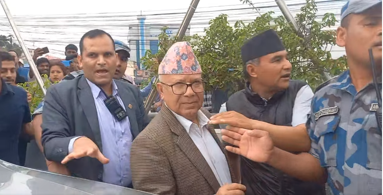 शिक्षक आन्दोलनलाई समर्थन गर्न माइतीघर पुगे माधव नेपाल