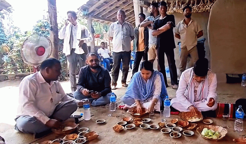 थारु बस्तीमा प्रचण्डको ‘खाना’, खुडिक कपुवादेखि मुसाको चटनीसम्म