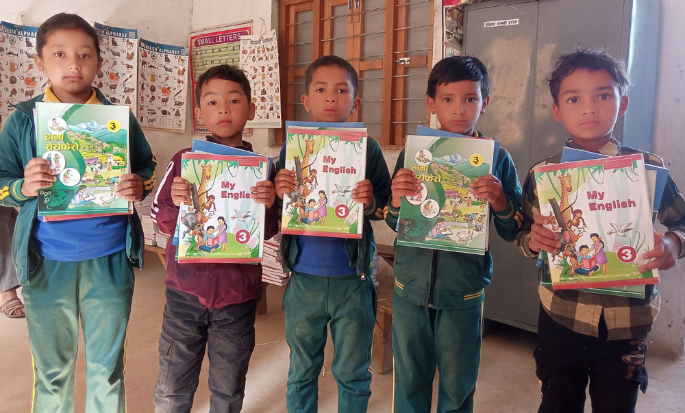 सामुदायिक विद्यालयद्वारा पुस्तक वितरण