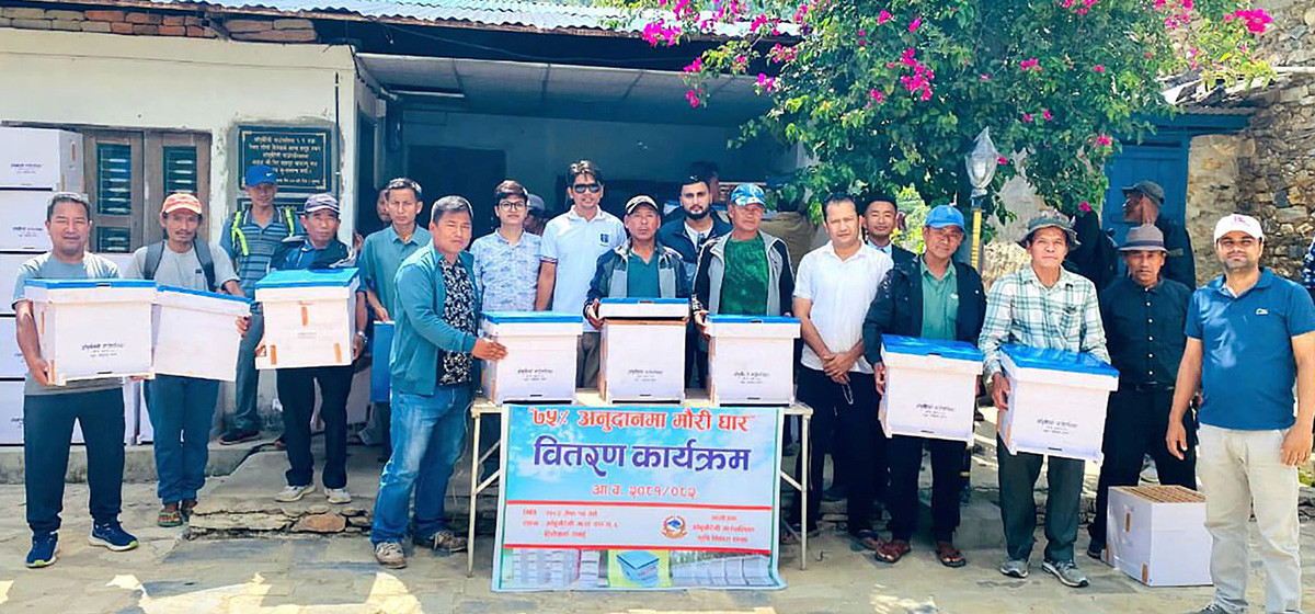 गाउँपालिकालाई महपालिकाकाे रूपमा चिनाउन सीपसँगै मौरीघार वितरण