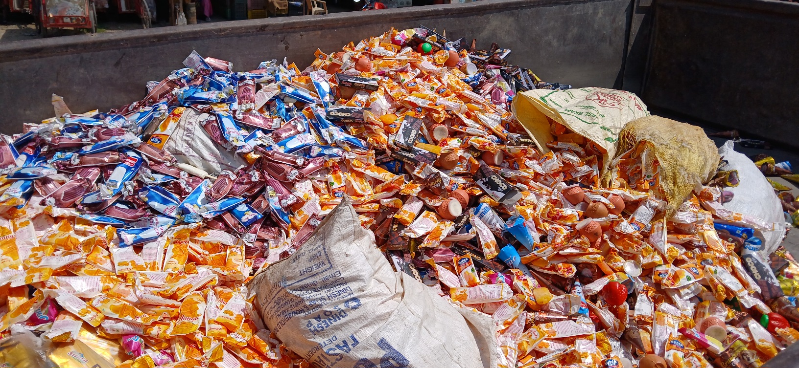 उत्पादन मिती नै नराखी अत्तरिया बजारमा पुगेका आईसक्रीम समातिए !