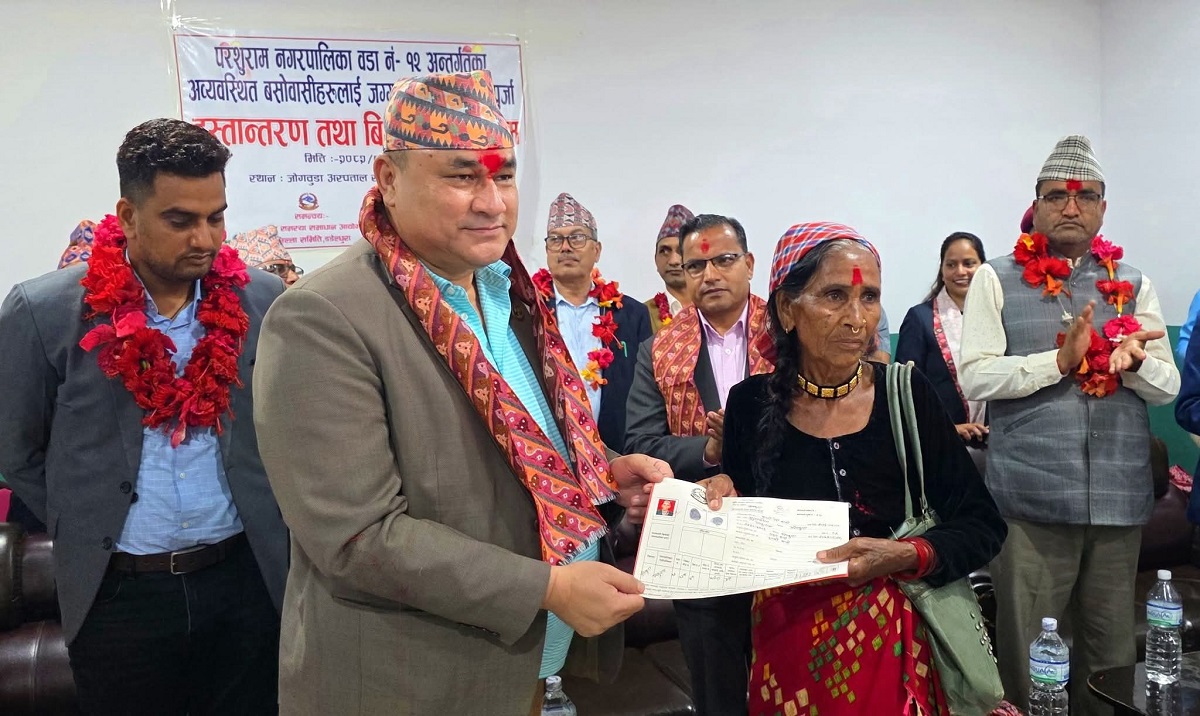 सुदूरपश्चिममा ६४ जना भूमिहिनलाई पूर्जा वितरण