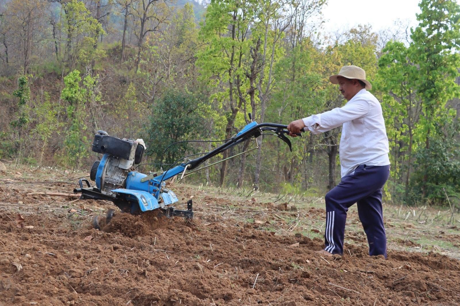 विनोद चौधरीलाई दुई लाख किलो आलु बेच्ने कम्युनिस्ट नेता विप्लव यसरी गर्दै छन् खेती
