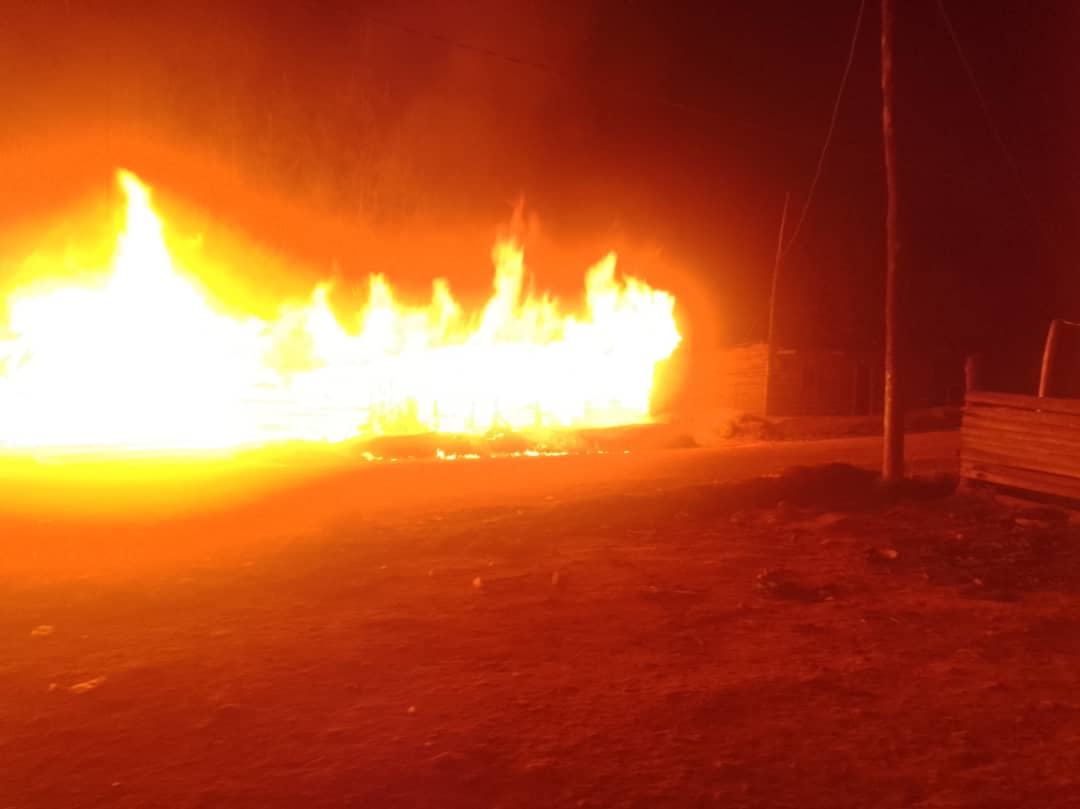 विद्युत लाइन सर्ट हुँदा लिखु तामाकोशीमा एक घर जलेर नष्ट