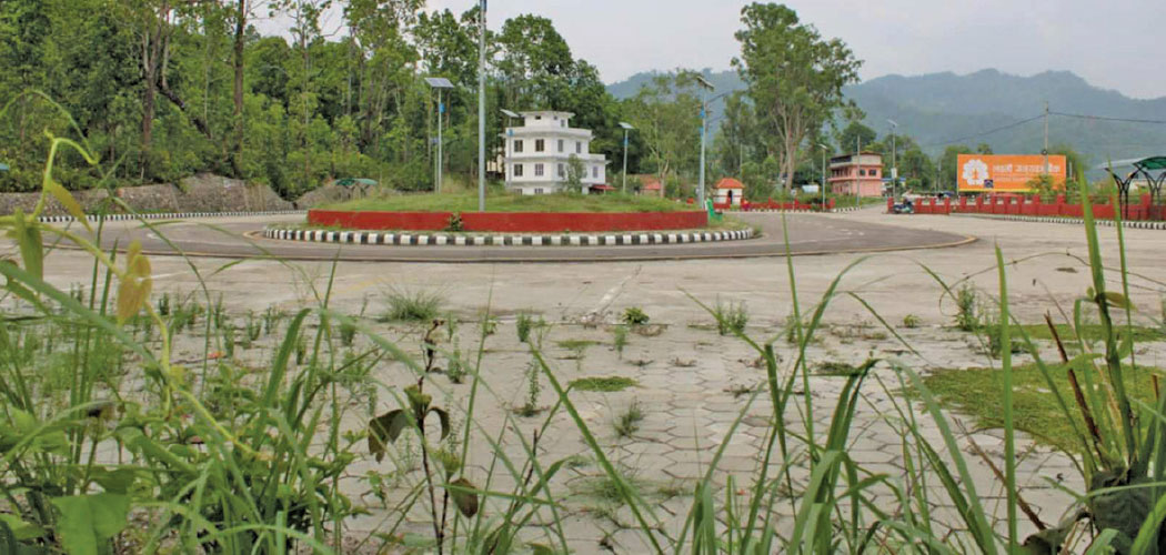 सञ्चालनमा नआउँदै बसपार्क लथालिङ्ग