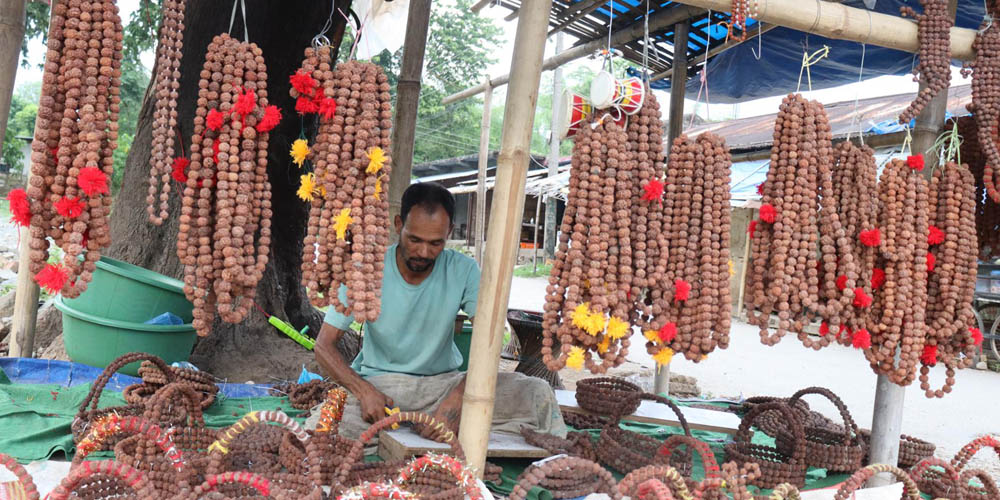 ‘विदेशमा दुःख गर्नुभन्दा रुद्राक्षका सामग्री बनाएर बिक्री गर्न सजिलो’