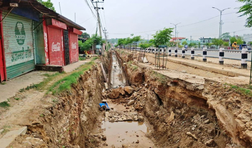 धनगढीको ६ लेनमा नाली निर्माणको गति सुस्त, व्यापारी मारमा