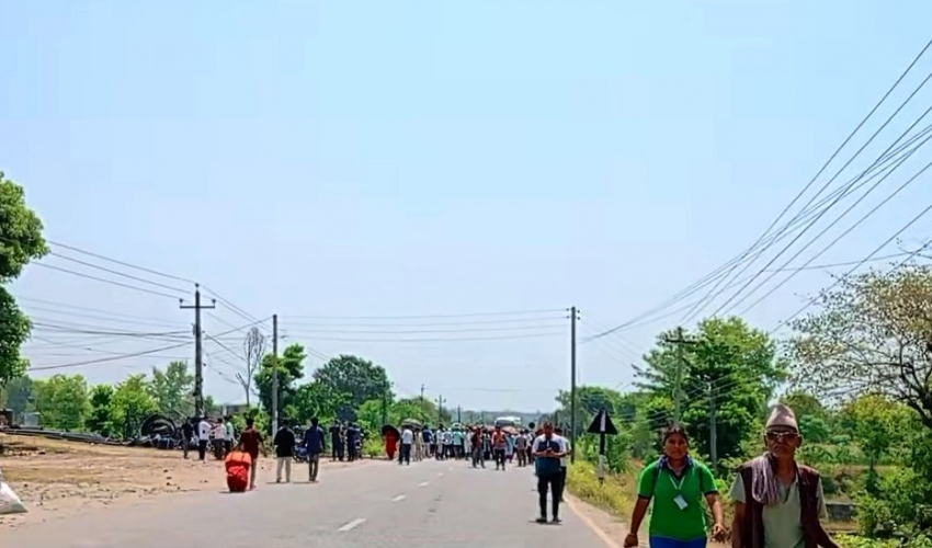 कैलालीमा महेन्द्र राजमार्ग बन्द