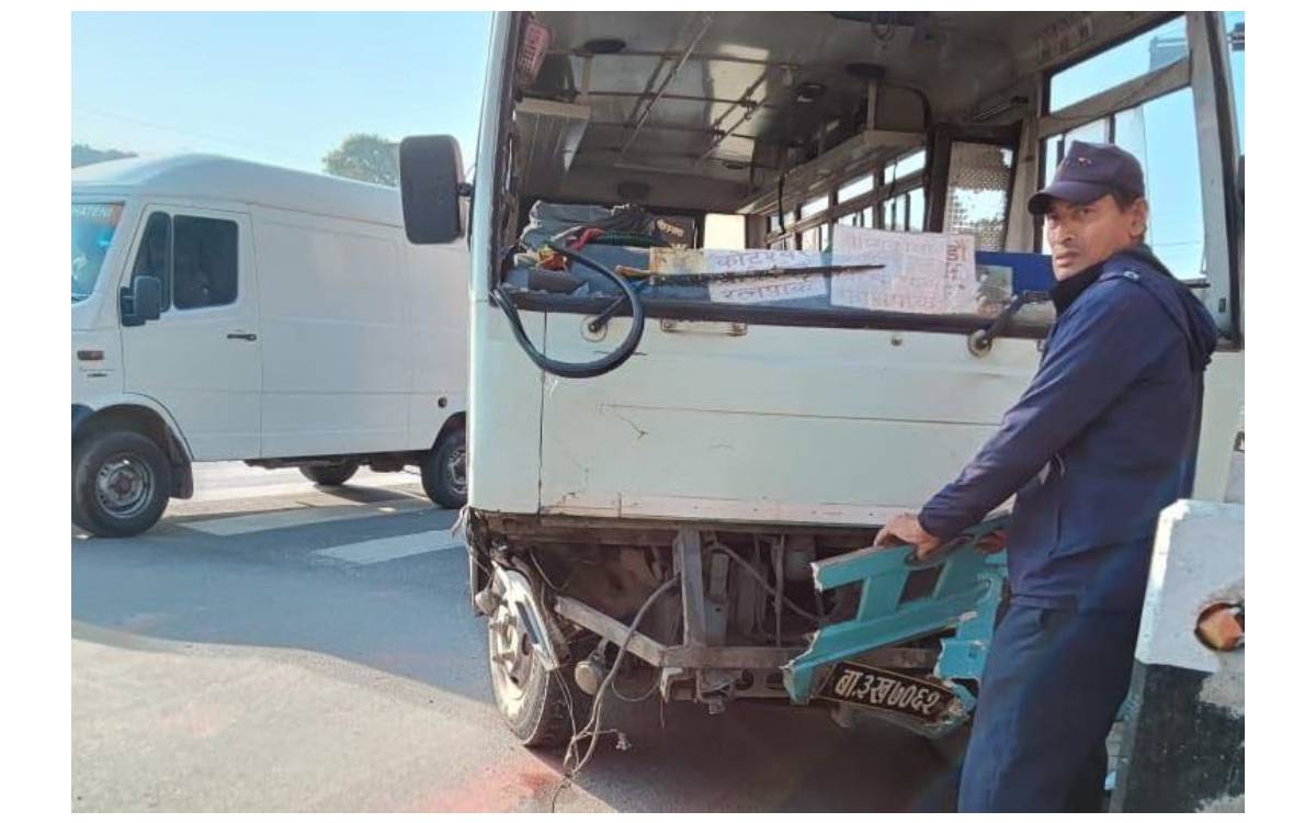 तीनकुने दुर्घटना : बसको ठक्करबाट एक युवतीको मृत्यु, तीन घाइते