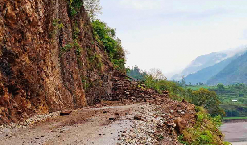 दार्चुलामा ढुङ्गा लागेर एकको मृत्यु, एक घाइते