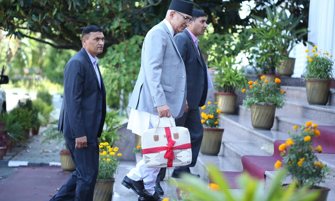 अर्थमन्त्री पौडेलले नेपालमै बनेको ‘ब्रिफकेस’मा बजेट ल्याउँदै