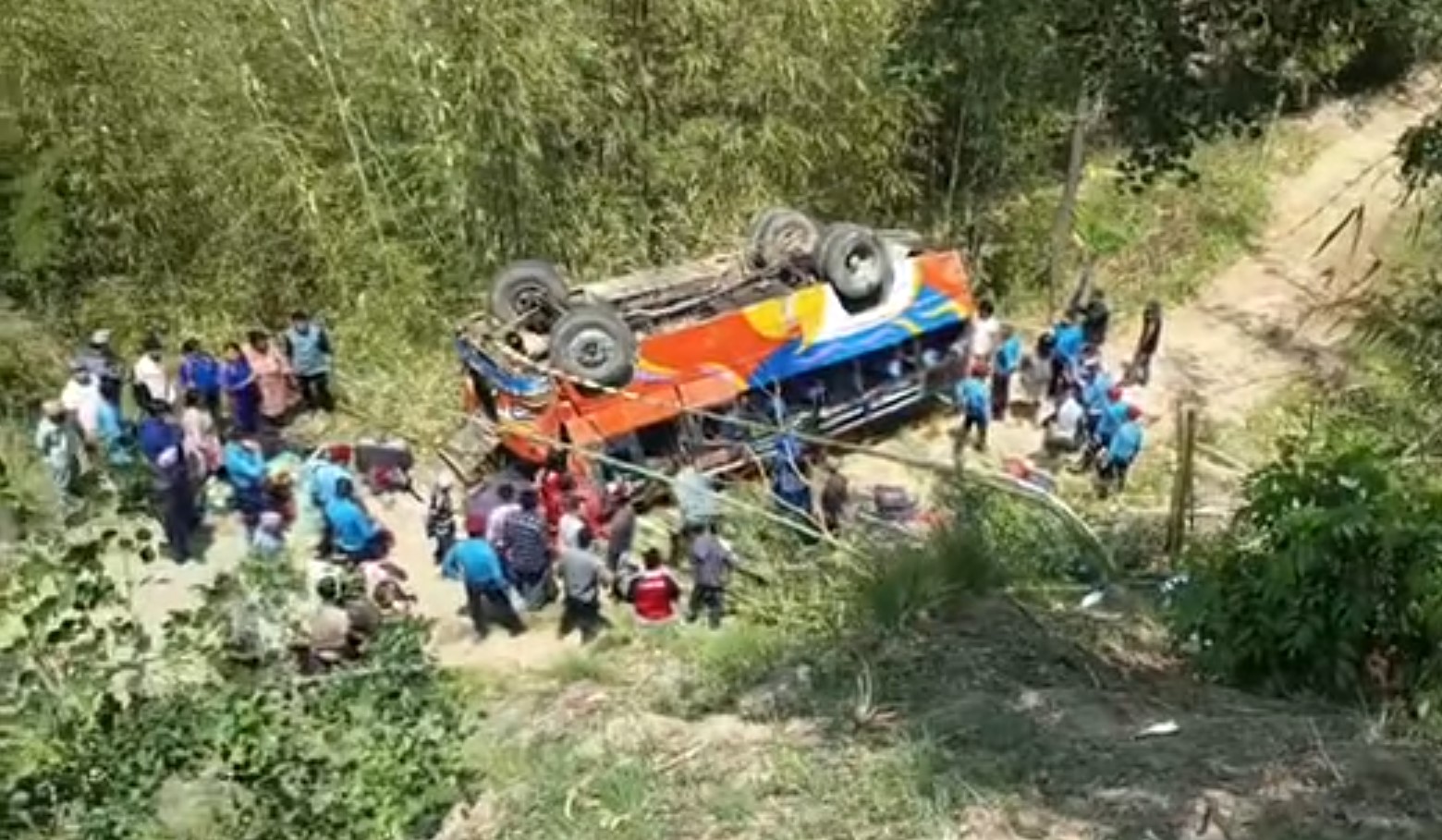 बस दुर्घटना हुँदा एकको मुत्यु, १४ जना घाइते