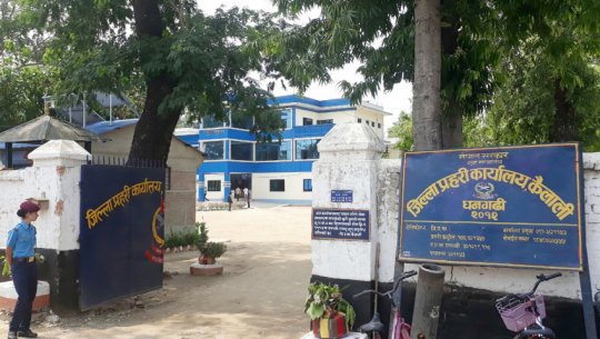 कैलालीमा चार लाखको अवधै सामानसहित २ जना पक्राउ