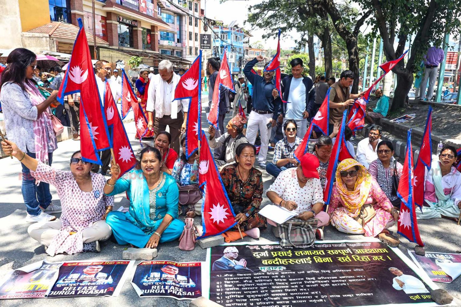 दुर्गा प्रसाईँलाई छाड्न माग गर्दै माइतीघरमा समर्थकको प्रदर्शन (तस्बिरहरू)