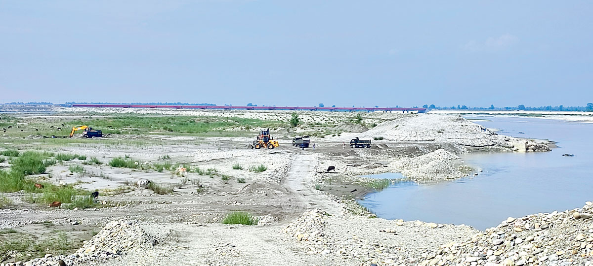 महाकालीमा भत्किएको गाइडबन्ड बनाउँदै नेपाली सेना