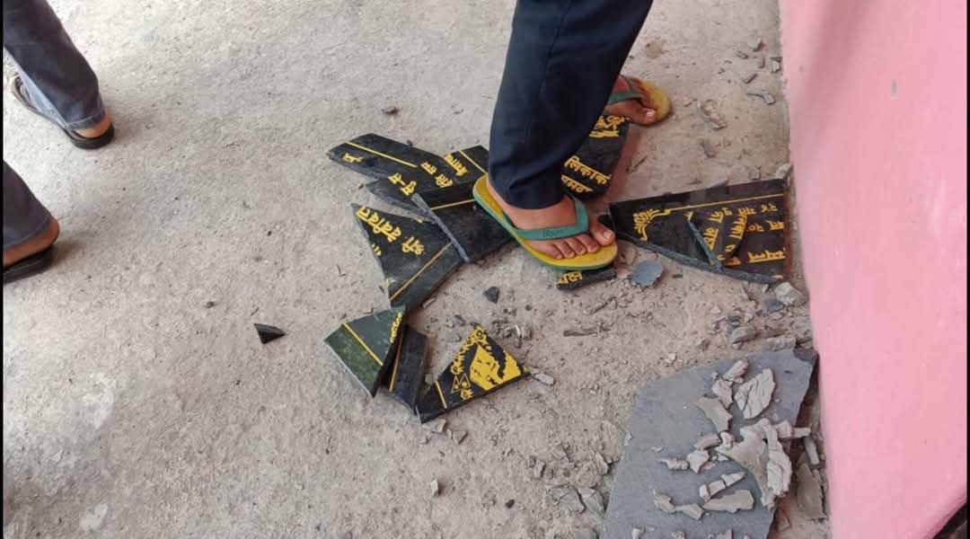 मोहन्याल काण्ड : अध्यक्षले उद्घाटनमा नबोलाएको भन्दै उपाध्यक्षले तहसनहस बनाए शिलालेख