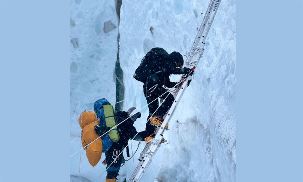 सगरमाथामा आरोहीको लर्को, सिजन आरोहण गर्नेको संख्या ६९४ पुग्यो