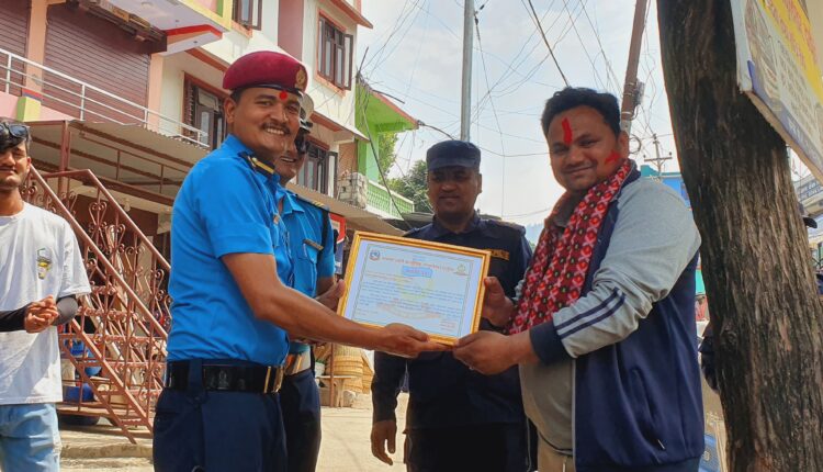 दार्चुलामा प्रहरीद्वारा तीन सवारी चालक सम्मानित