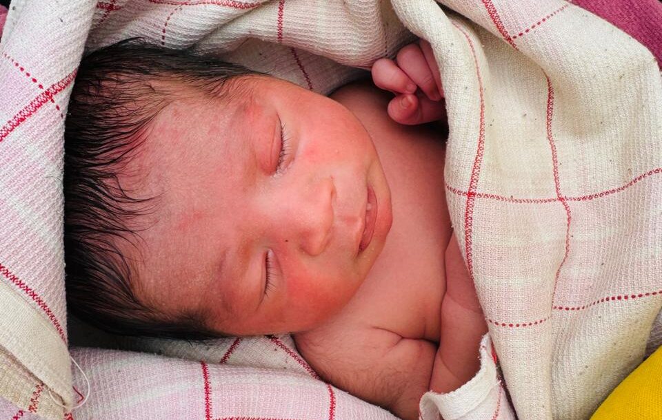 कैलालीमा सडक छेउमा फालिएको अवस्थामा एक नवजात शिशु फेला 