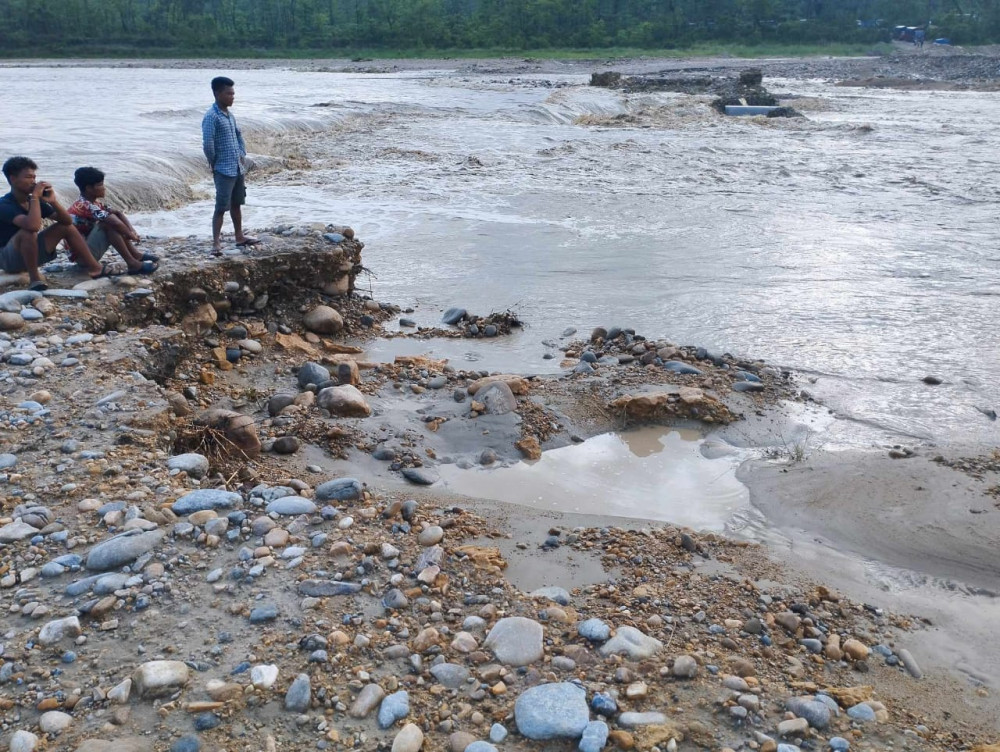 चोरमारास्थित गिरूबारी खोलाको डाइभर्सन बाढीले बगाएपछि यातायात अवरूद्ध