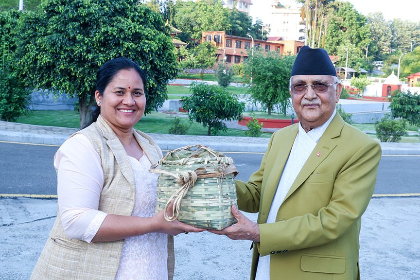 प्रधानमन्त्रीलाई चेपाङ समुदायबाट चिउरी उपहार