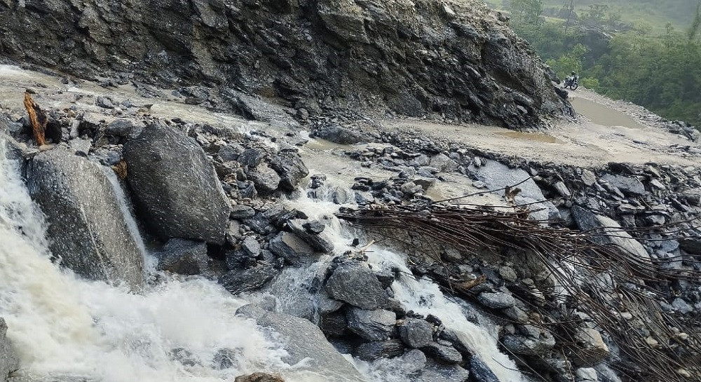 कोशी राजमार्गको भोटखोला खण्डमा बाढीले जलविद्युत् आयोजना र सडक बगायो