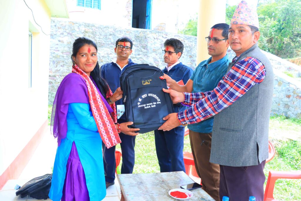 मेलौली,१ का महिला स्वास्थ्य स्वयम् सेविका र कर्मचारीलाई झोला वितरण