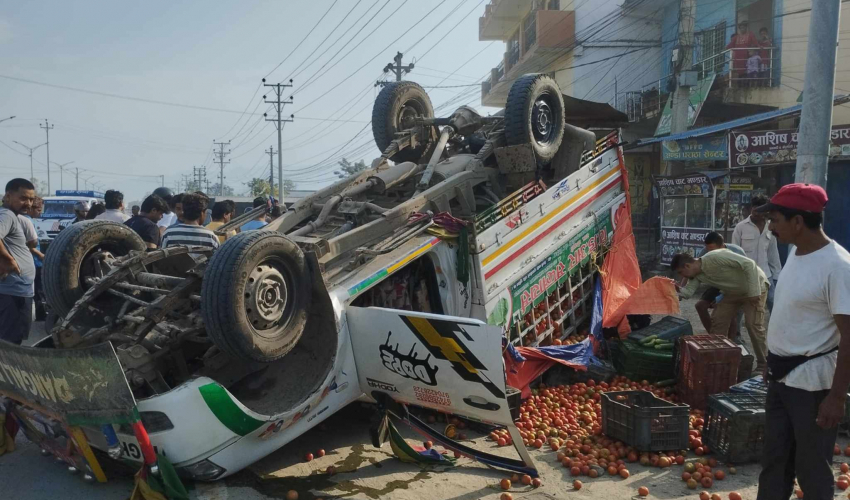 धनगढीको बोराडाँडी चोकमा बोलेरो जिप दुर्घटना