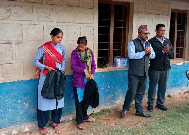 भरतपुर माविका विपन्न विद्यार्थीलाई शिक्षकहरुद्धारा “झोला” वितरण