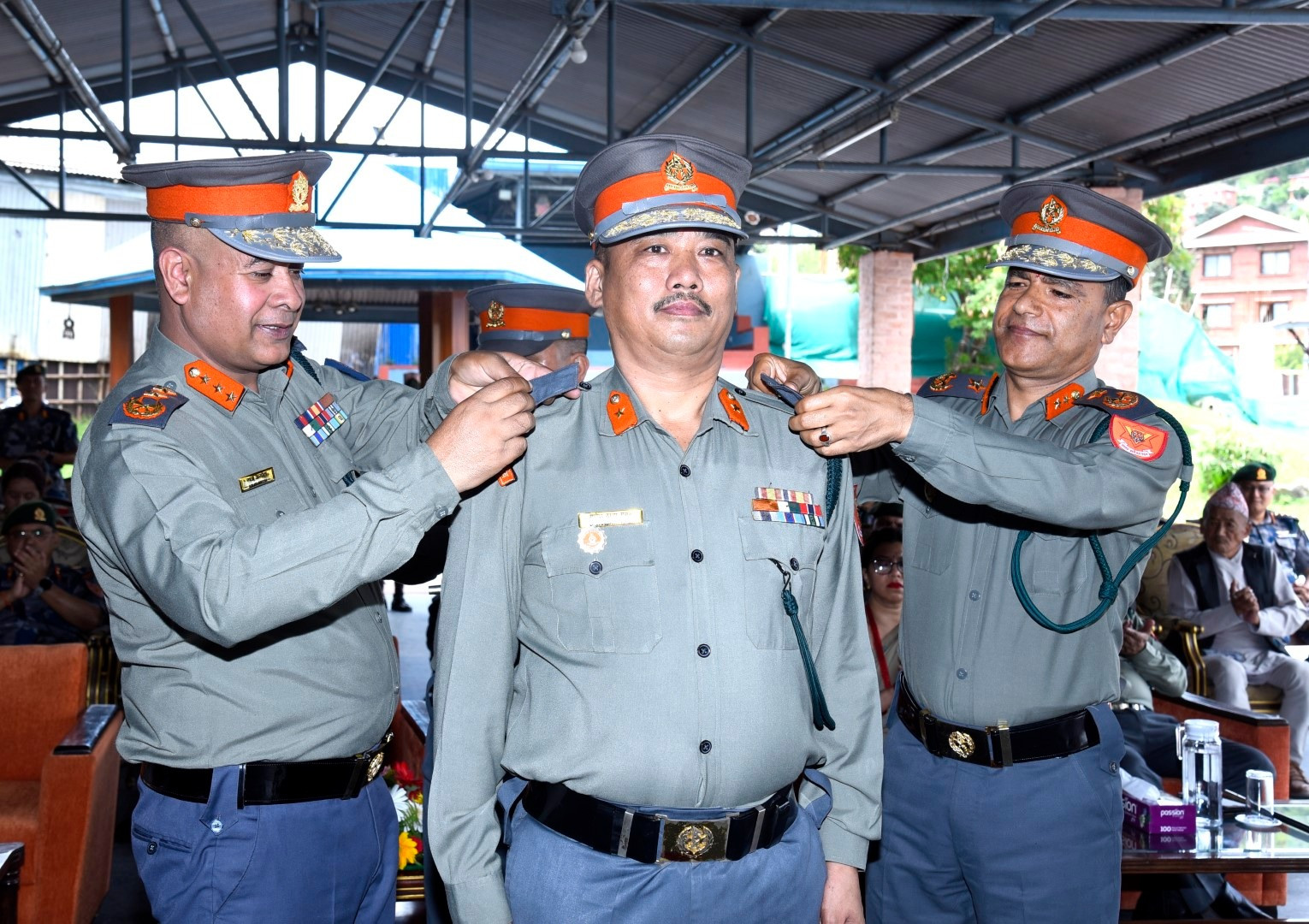 गणेश ठाडा मगरले लगाए सशस्त्र एआईजीको दज्र्यानी चिन्ह (फूली)