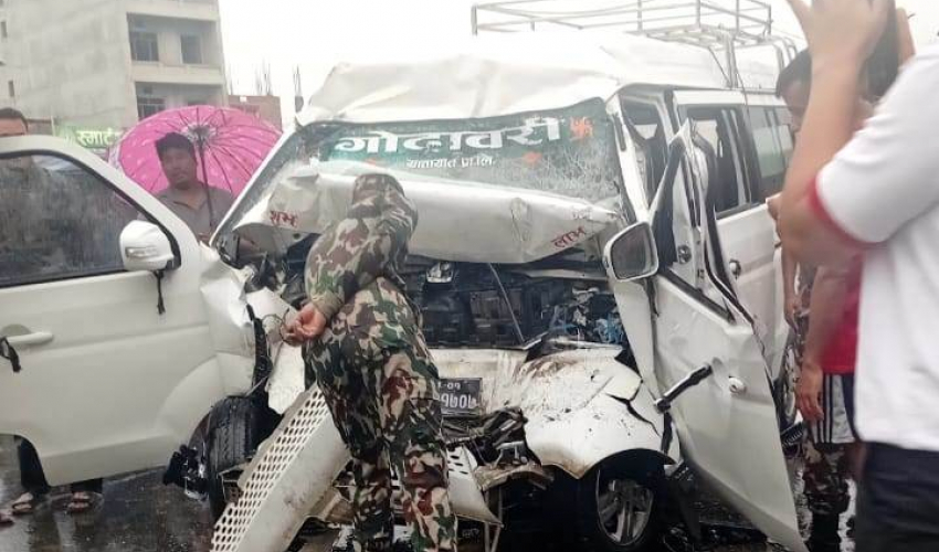 धनगढीमा स्कुल बसमा हाइस ठोकियो, तीन जना घाइते 