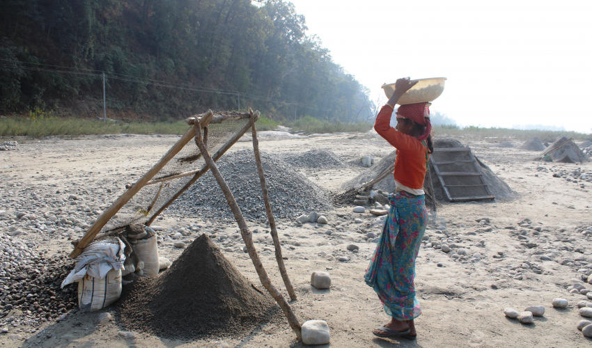 कञ्चनपुरको खल्लागोठवासीका लागि नदी नै जीवन, नदी नै पीडा