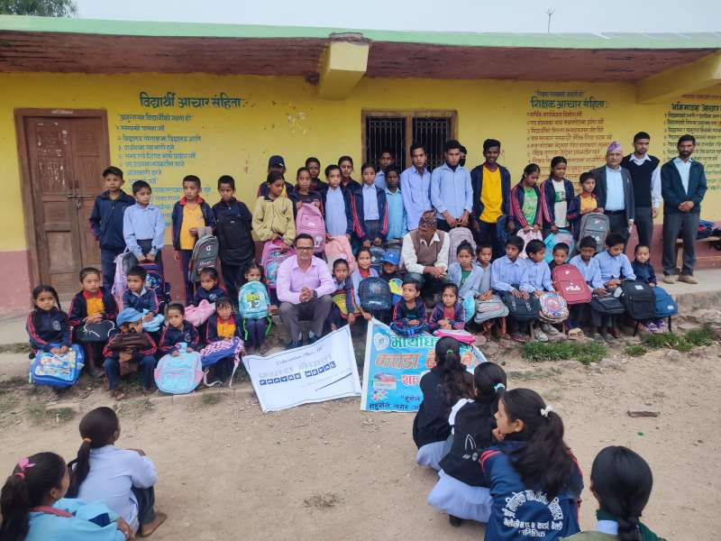 मणिलेक माविका गरिव र जेहेन्दार विद्यार्थीलाई स्कुल ब्याग वितरण