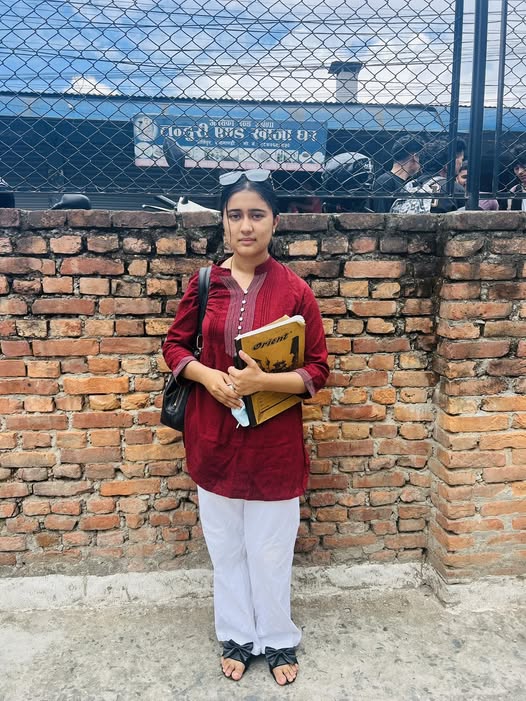 अस्पतालबाट डिस्चार्ज भएको दुई दिनमै परीक्षा दिन पुगिन् गायिका रिमाल