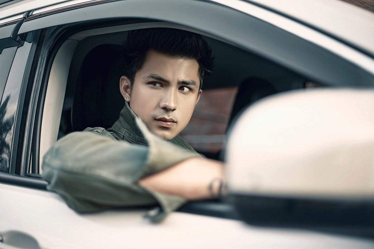 अनमोल केसीविरुद्ध मुद्दा दायर