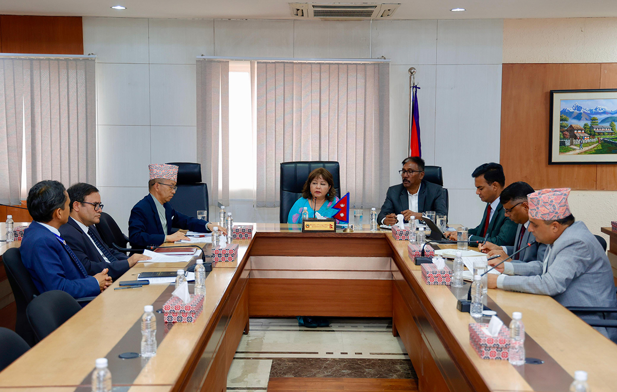 इजरायल र इरानमा रहेका नेपालीहरूको उद्धार गर्न सरकार तयार  : परराष्ट्रमन्त्री