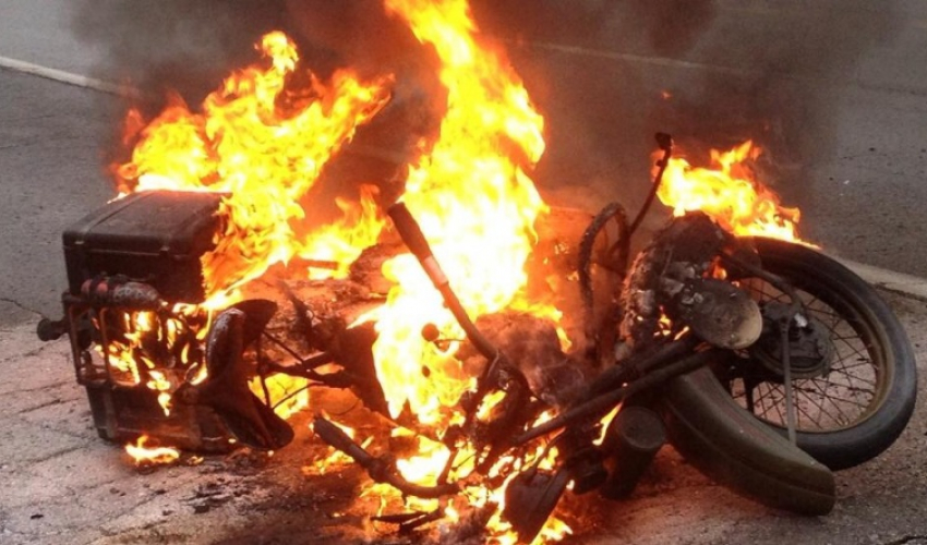 धनगढीमा घरमै पार्किङ गरेको मोटरसाइकलमा आगलागी 