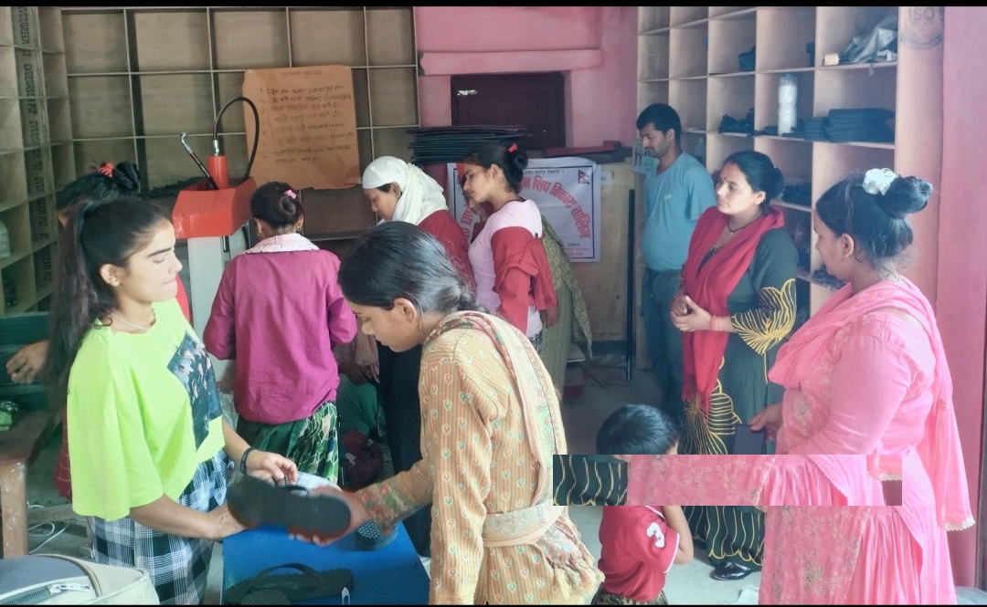 बैतडीको दोगडाकेदारमा चप्पल उत्पादन तालिम सञ्चालन