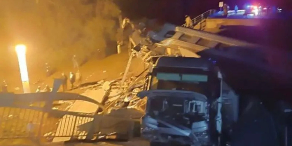 रुसमा गुडिरहेको रेलमाथि पुल खस्दा सात जनाको मृत्यु