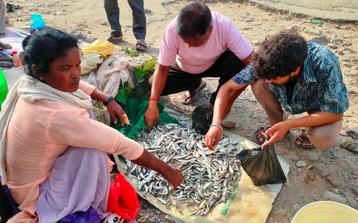 महाकालीको माछा बेचेर जीविका चलाउँदै इन्दु 