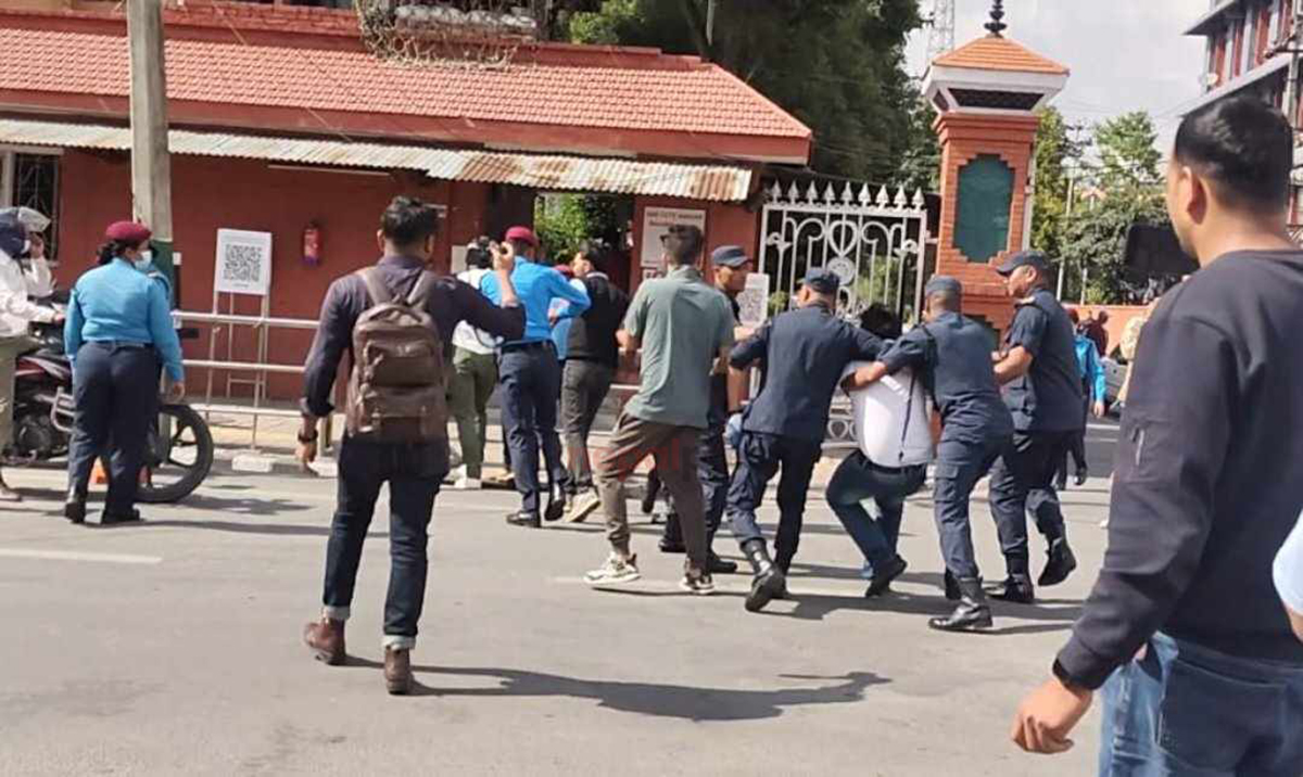 सिंहदरबारको दक्षिण गेटबाट केही राजावादी युवा पक्राउ