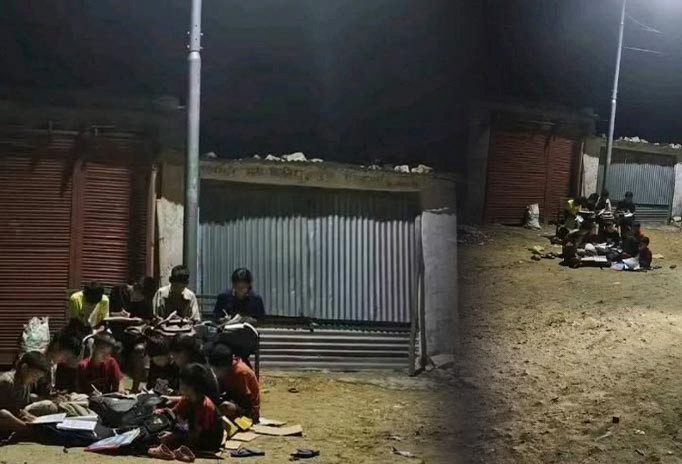 अछाममा विद्युत् प्राधिकरणले घरको लाइन काटेपछि सडकमा पढ्दै बालबालिका