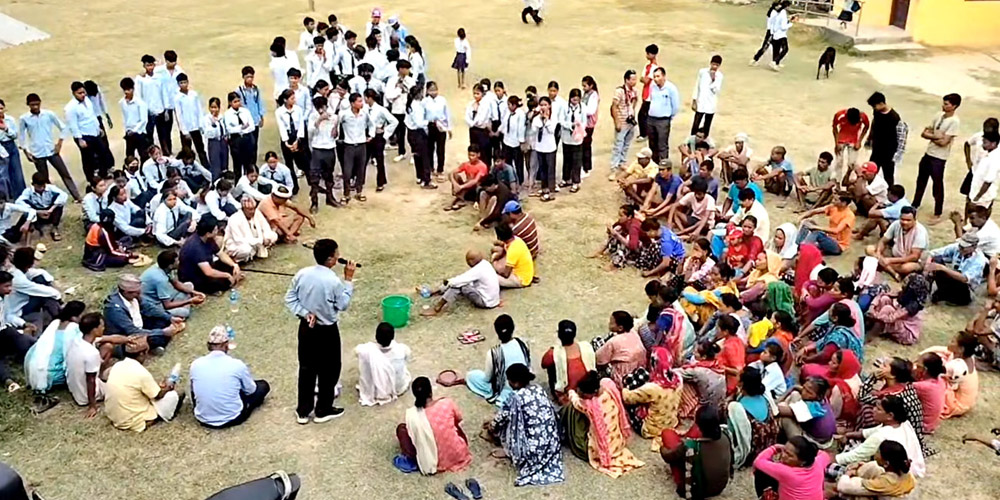 कैलारी गाउँपालिकामा विद्यार्थी र अभिभावक आन्दोलित, विद्यालयमा तालाबन्दी