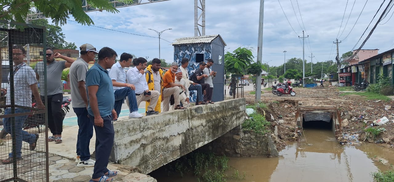छ लेन सडकको दुवै तर्फ निर्माणधिन नालीको पुर्व मन्त्री देउवाले गरे अनुगमन