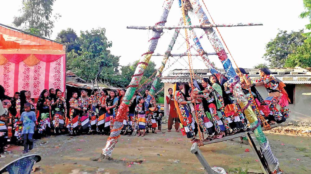 साउन महिना सुरु भएसँगै थारू समुदायमा ‘सावन डोला’ को रौनक