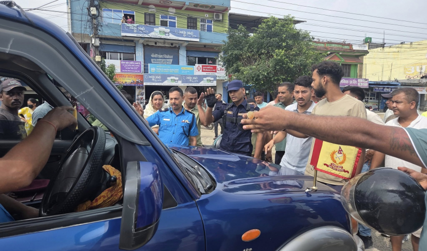 कञ्चनपुरको महेन्द्र राजमार्गको झलारीमा बजारअवरुद्ध